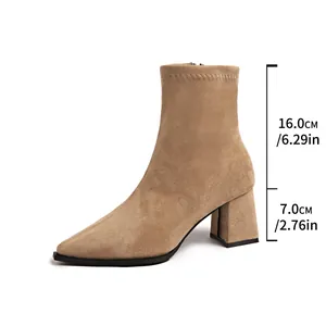Detailansicht der khakifarbenen Wildleder-Stiefeletten mit Blockabsatz und Maßangaben