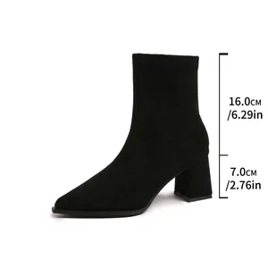 Detailansicht schwarzer spitzer Sockenstiefel mit Absatz- und Schafthöhenmessungen.