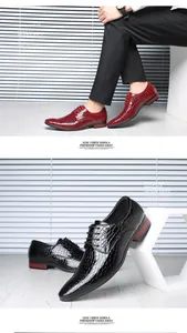 Glänzende Herren-Anzugschuhe mit Alligator-Muster in Burgund und Schwarz.