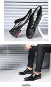 Detailansicht glänzender Herren-Schnürschuhe mit Krokodilmuster und rotem Absatz.