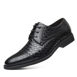 Elegante schwarze Herrenschuhe mit gewebtem Ledermuster und Brogue-Details für Business.