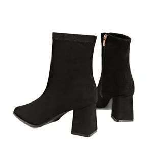 Elegante schwarze Damen-Stiefeletten aus Wildleder mit Blockabsatz und spitzem Zehenbereich