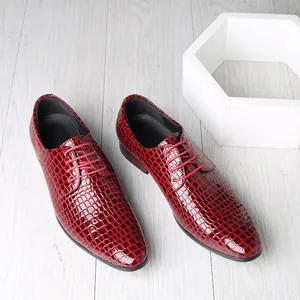 Elegante rote Herrenschuhe in glänzender Krokodilleder-Optik mit modischer Schnürung