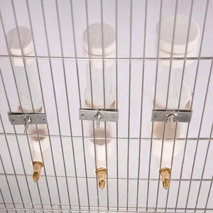 Detailansicht von drei automatischen Nippel-Wassertränken an einem Metall-Vogelkäfig