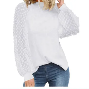 Elegante witte blouse met ronde hals en lange mouwen met unieke gestructureerde kanten mouwen.