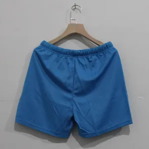 Detalle de la vista trasera de pantalones cortos deportivos de malla azul para hombre