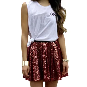 Vista dettagliata che mostra la trama di una gonna a pieghe con paillettes bordeaux su una modella