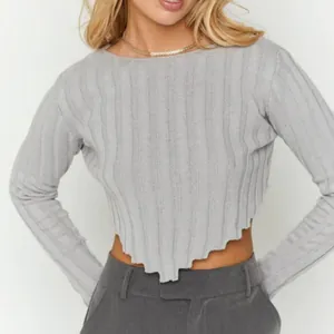 Grauer gerippter langärmeliger Crop-Pullover mit unregelmäßigem spitzem Saum chic