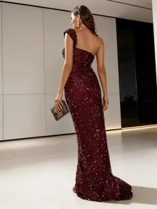 Élégante robe de soirée sexy à paillettes bordeaux avec épaule dénudée et coupe sirène longue