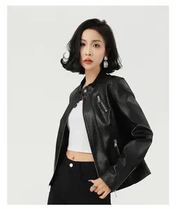 Detailansicht einer stylischen schwarzen Kunstlederjacke für Damen mit Metallreißverschlüssen.