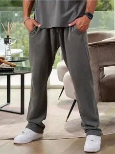 Gros plan d'un pantalon de jogging ample gris foncé pour homme dans un décor moderne