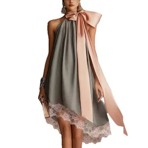 Elegante abito a pieghe con grande fiocco rosa e bordo in pizzo per le vacanze estive.
