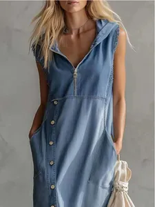 Primer plano de un elegante vestido midi de mezclilla azul vintage con capucha y cremallera
