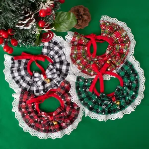 Set van vier geruite kerstslabbetjes voor huisdieren met elegante kant en belletjes.