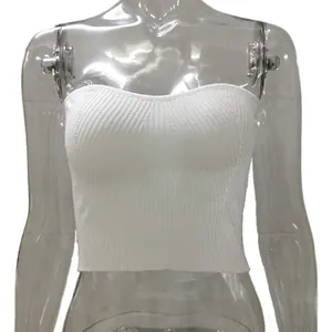 Primer plano del top de punto acanalado blanco con un diseño sexy de corte ajustado para mujer