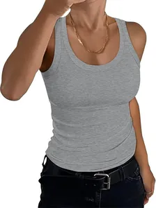 Detailansicht des grauen gerippten Tanktops mit schmaler Passform und Rundhals.