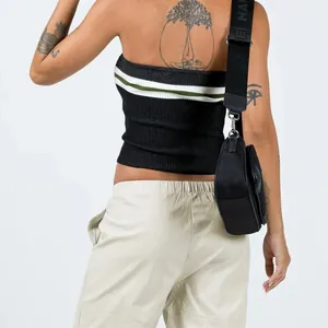 Vista trasera detallada de un sexy top bandeau de punto negro con rayas verdes y blancas