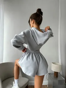 Vista detallada de un conjunto gris de tres piezas con sudadera corta y shorts de talle alto.