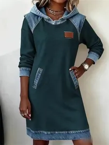 Elegante abito con cappuccio da donna verde bosco con patchwork di jeans e tasche