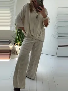 Modieuze gestreepte tweedelige loungewear-set met losse top en wijde pijpen