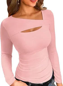 Vista dettagliata del top rosa a maniche lunghe con scollo irregolare dal design unico