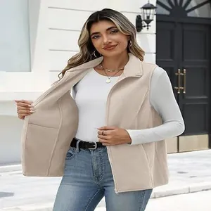 Chaleco de forro polar crema para mujer con cuello alto y práctico bolsillo interior