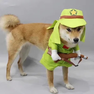 Divertente costume di Halloween per animali, uniforme verde con cappello e fucile giocattolo