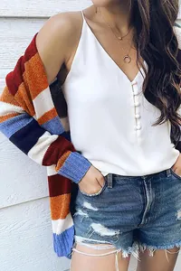 Detalle del cárdigan de punto con rayas multicolores sobre una camiseta blanca fina