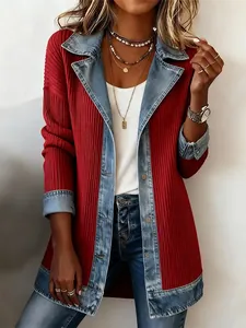 Dettaglio della giacca da donna in maglia rossa a coste con eleganti inserti in denim blu.