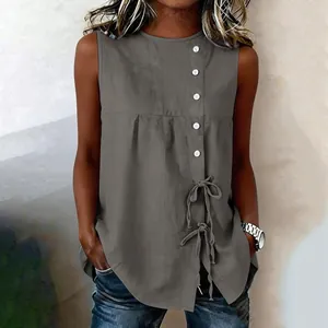 Detalle de primer plano de blusa gris sin mangas con botones y dobladillo ajustable