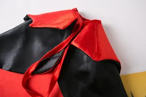 Detailansicht des rot-schwarzen Satin-Haustiermantels für Halloween mit Halsband.