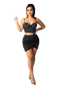 Conjunto sexy de dos piezas con pedrería negra para club con escote en V y falda.