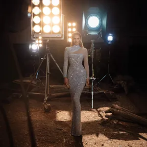 Robe de soirée élégante à paillettes argentées avec découpe asymétrique et coupe S