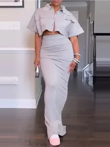 Elegante conjunto de verano de dos piezas con top corto gris y falda larga ajustada