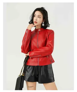Mannequin portant une veste en similicuir rouge vif avec un col montant chic