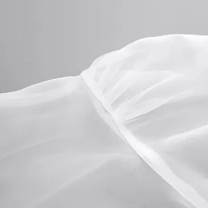 Detalle macro de tela de malla transparente blanca con costuras finas y pliegues