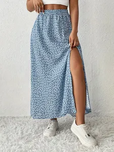 Dettaglio di gonna lunga a fiori blu con spacco laterale alto ed elastico in vita