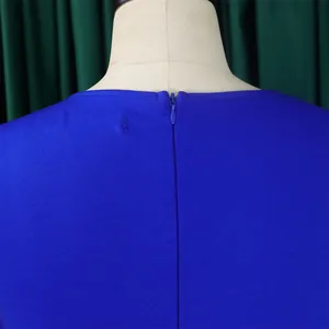 Detailansicht des versteckten Rückenreißverschlusses eines eleganten blauen Bleistiftkleids
