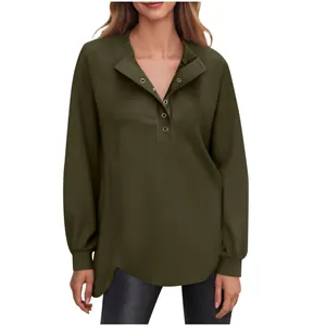 Vooraanzicht van olijfgroen dames sweatshirt met lange mouwen en geknoopte henley halslijn.