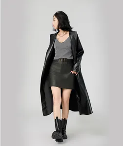 Vue détaillée d'un long trench-coat en similicuir noir pour femme pour une tenue élégante.