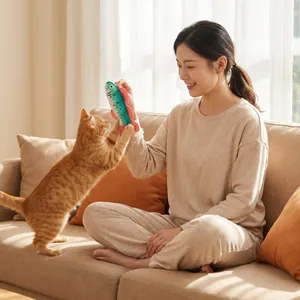Realistisches Fisch-Katzenminze-Spielzeug einer asiatischen Frau, die mit Katze spielt