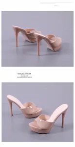 Dettaglio di eleganti sabot nude in vernice con tacco alto a spillo e plateau alto.