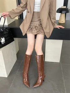 Braune Kniehohe Stiefel mit Krokodilprägung und hohem Absatz in modernem Fashion-Look