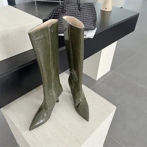 Elegante grüne kniehohe Stiefel mit Krokodilprägung, spitzer Zehenpartie und Pfennigabsatz