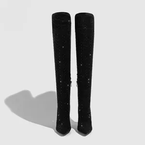 Funkelnde schwarze Overknee-Stiefel mit Strasssteinen und spitzer Zehenpartie.