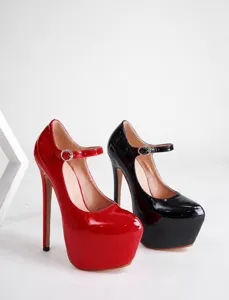 Gedetailleerde weergave van 17cm hoge plateauhakken van lakleer in rood en zwart voor catwalk