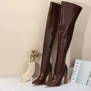 Elegante braune Overknee-Stiefel mit spitzer Kappe, hohem Absatz und seitlichem Reißverschluss