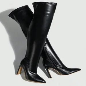 Seitenansicht schwarzer Overknee-Stiefel mit spitzer Kappe, hohem Absatz und Reißverschluss.
