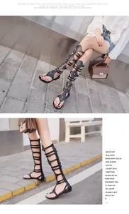 Detailansicht der schwarzen hohen Römischen Gladiator-Sandalen mit Nieten und Riemen