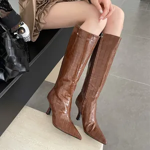 Elegante braune Damen-Stiefel mit Steinmuster und hohem Absatz für Herbst und Winter